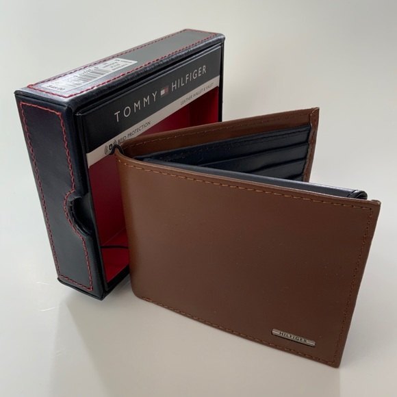 Tommy Hilfiger Premium Leather Wallet & Valet - Picture 2 of 11
